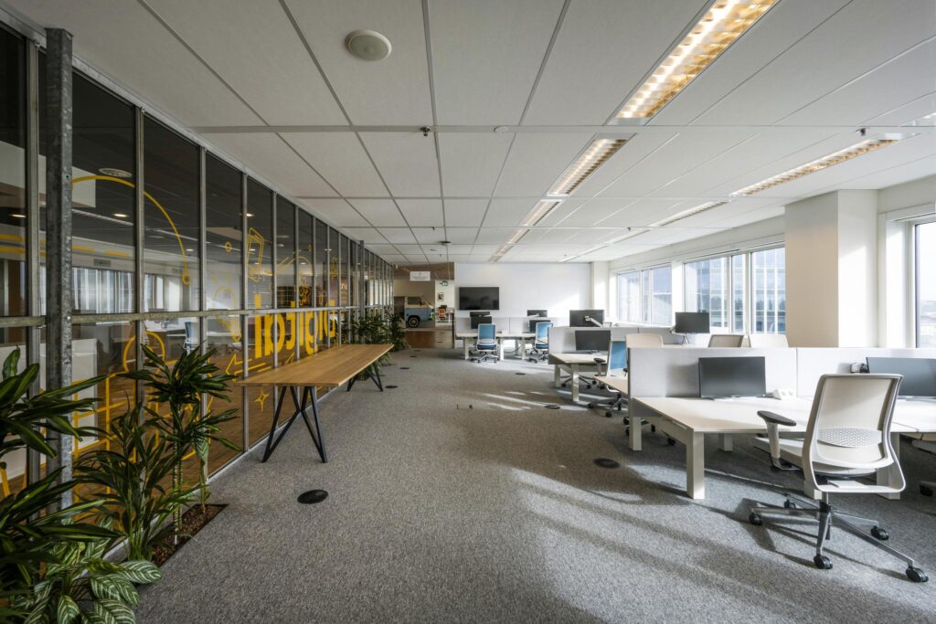 Modern en licht kantoorpand aan de Johan Huizingalaan met open werkplekken en glazen vergaderruimte.